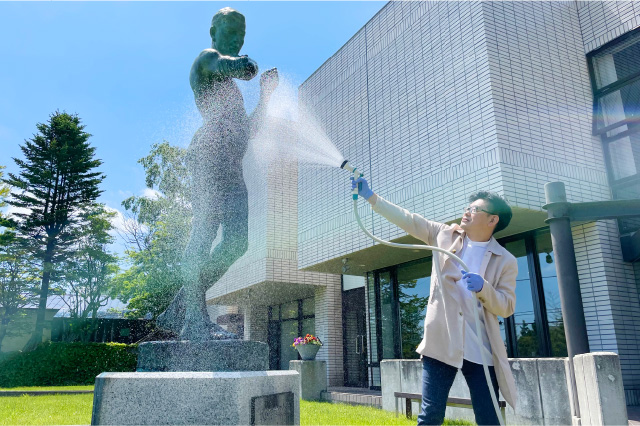 彫像を洗う様子